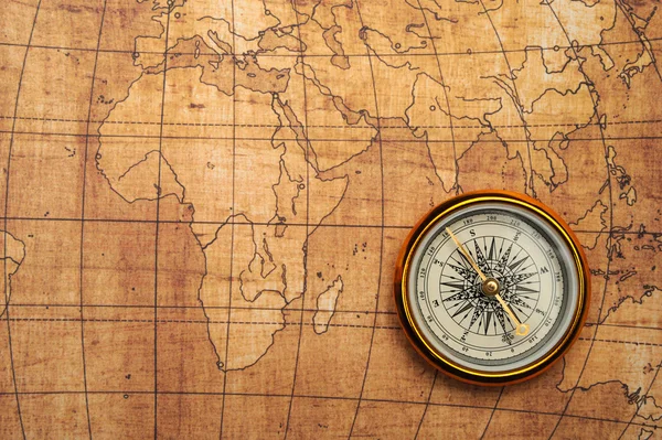 Kompass auf alter Karte. — Stockfoto