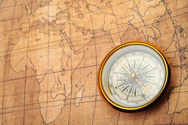 Kompass på gamla karta. — Stockfoto