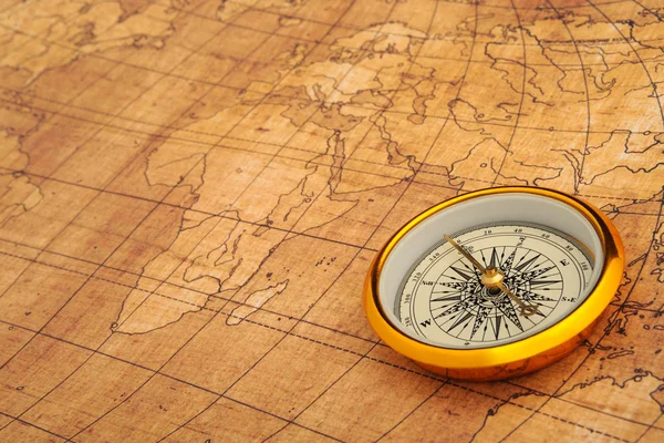 Kompas op oude kaart. — Stockfoto
