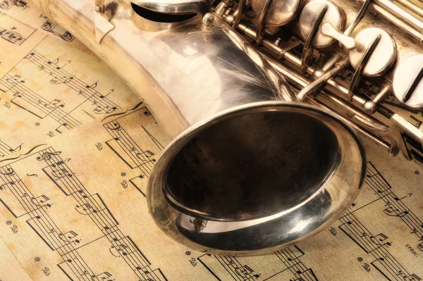 Stary saksofon i notatki — Zdjęcie stockowe