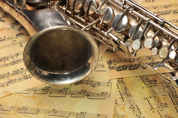 Oude saxofoon en notities — Stockfoto