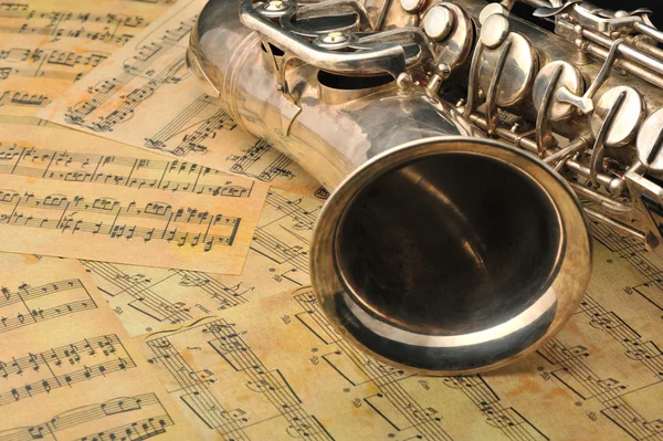 Παλαιό saxophone και σημειώσεις — Φωτογραφία Αρχείου
