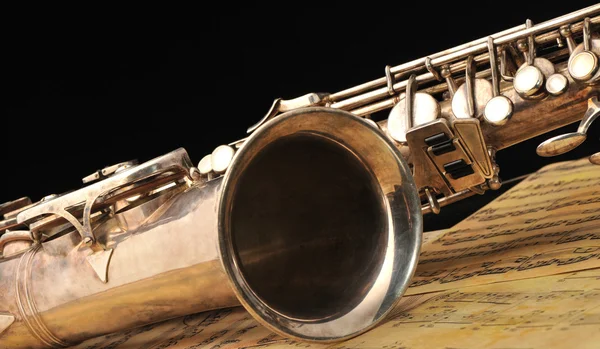 Saxofón viejo y notas —  Fotos de Stock