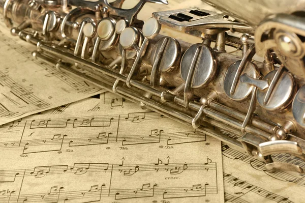 Gammal saxofon och anteckningar — Stockfoto