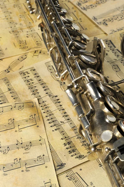 Oude saxofoon en notities — Stockfoto