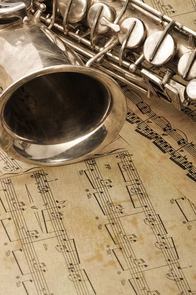 Старий саксофон і нотатки — стокове фото
