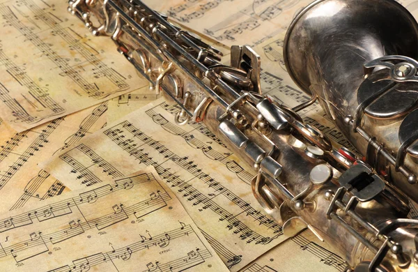Yaşlı saksafon ve notlar — Stok fotoğraf