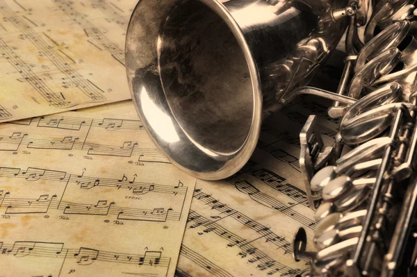Velho saxofone e notas — Fotografia de Stock