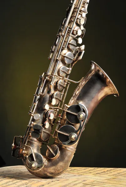 Velho saxofone e notas — Fotografia de Stock