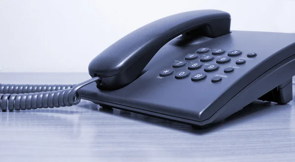Telefone em uma mesa tom azul — Fotografia de Stock