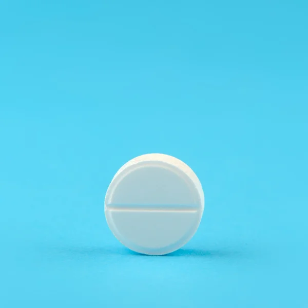 A kék alapon fehér tabletta. — Stock Fotó