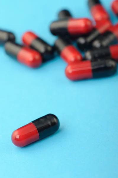 Set cápsulas vermelhas e pretas — Fotografia de Stock