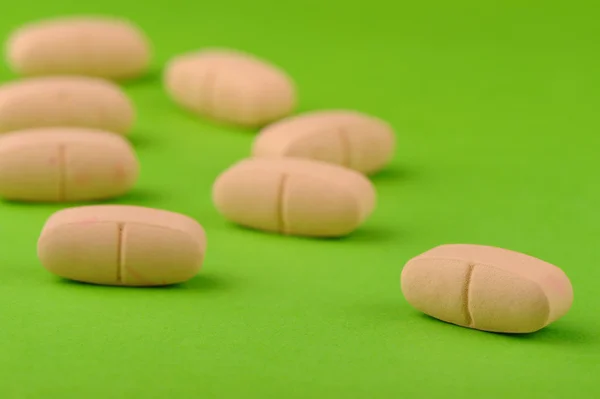 Rode tabletten ingesteld op groene achtergrond — Stockfoto