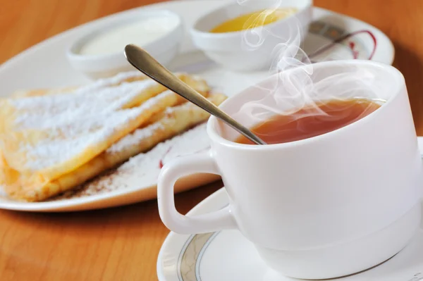 Herbata i naleśniki cukrem pudrem — Zdjęcie stockowe