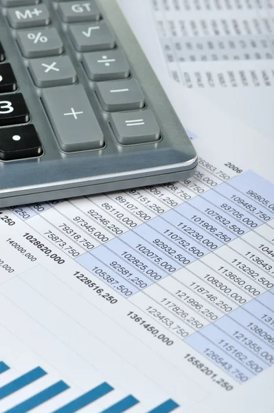 A számológép és a pénzügyi beszámoló — Stock Fotó
