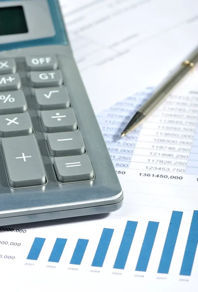 La calculadora y el informe financiero — Foto de Stock