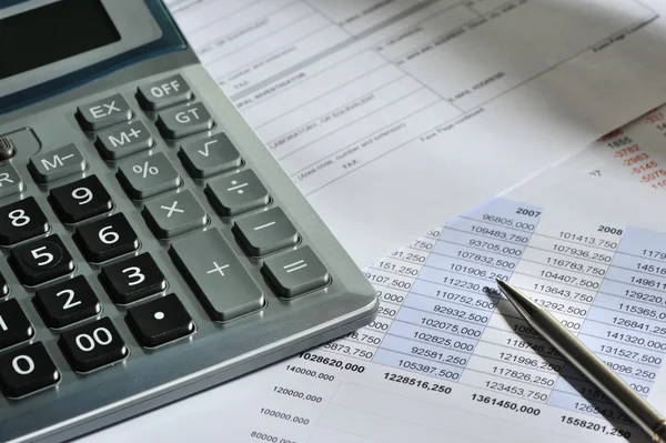 The calculator and the financial report — Stock Photo, Image