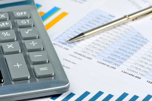 A calculadora e o relatório financeiro — Fotografia de Stock