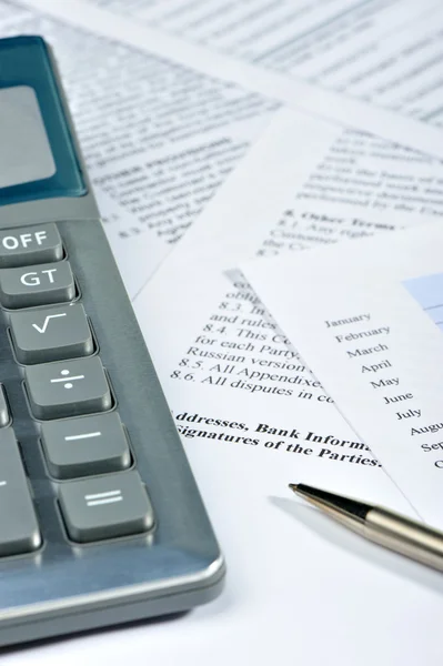 La calculadora y el informe financiero —  Fotos de Stock