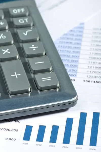 De rekenmachine en het financieel verslag — Stockfoto