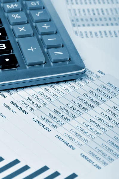 Калькулятор і фінансовий звіт — стокове фото
