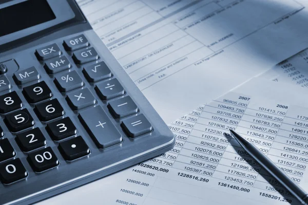 The calculator and the financial report — Stock Photo, Image
