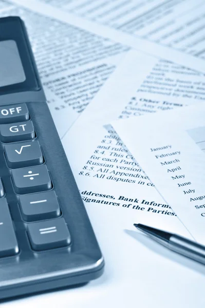 Kalkulačka a finanční zpráva — Stock fotografie