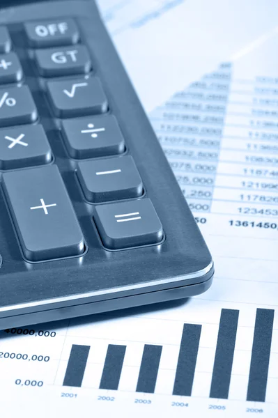 A calculadora e o relatório financeiro — Fotografia de Stock