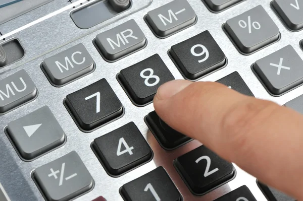 A calculadora e uma mão do homem — Fotografia de Stock