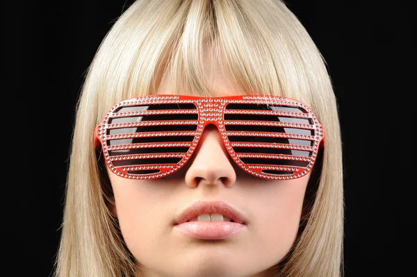 Dívka ve stylové sluneční brýle - žaluzie — Stock fotografie