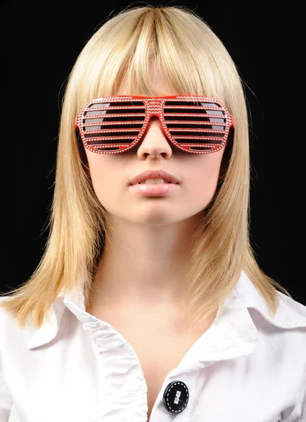 Ragazza in occhiali da sole alla moda - jalousie — Foto Stock