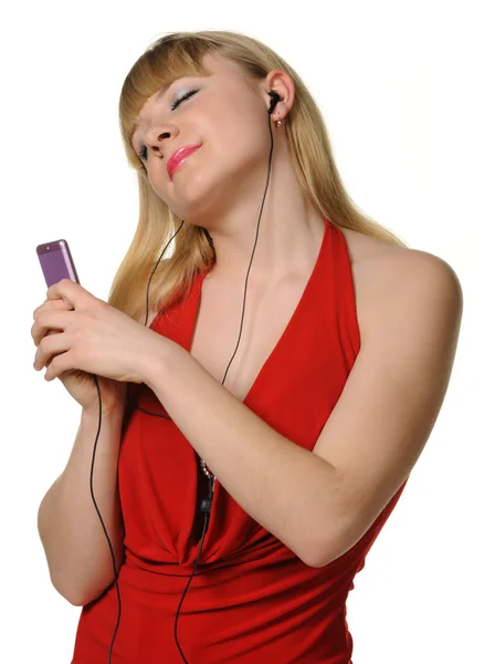 La giovane donna ascolta la musica — Foto Stock