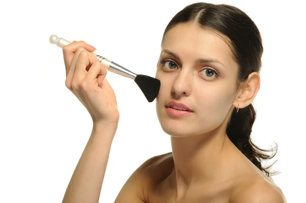 Mujer bonita con un cepillo para un maquillaje — Foto de Stock