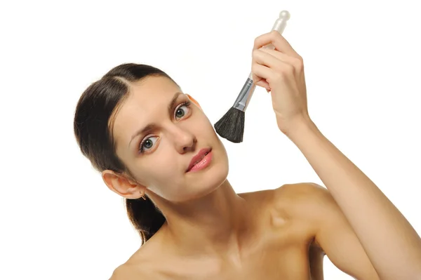 Mujer bonita con un cepillo para un maquillaje — Foto de Stock