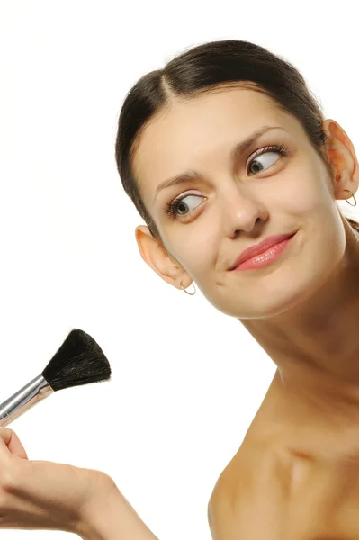 Krásná žena s štětec makeup — Stock fotografie