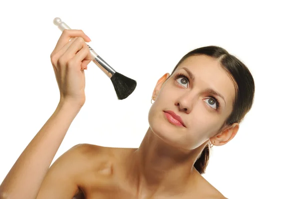 Bella donna con una spazzola per un trucco — Foto Stock