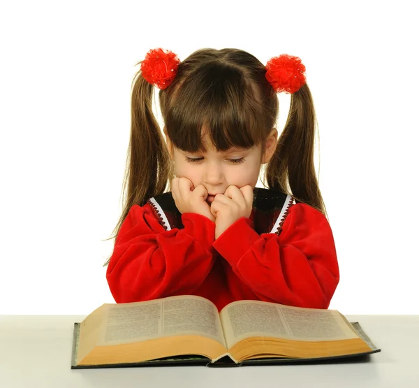 Маленькая девочка перед большой книгой — стоковое фото