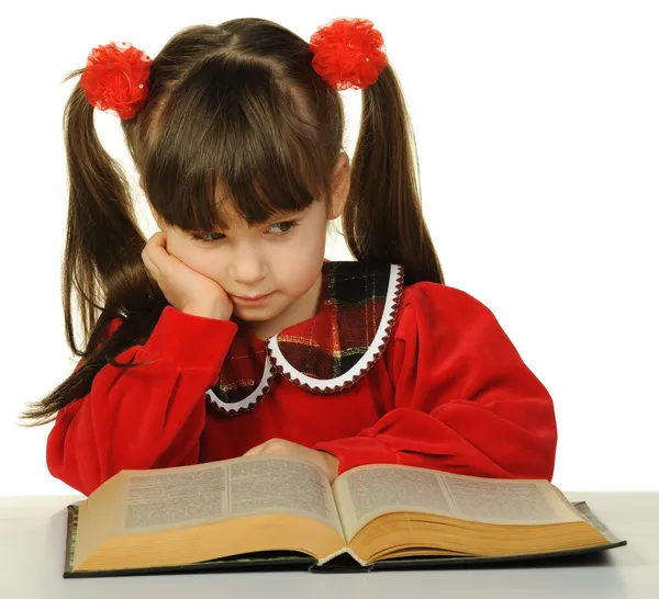 Das kleine Mädchen vor dem großen Buch — Stockfoto