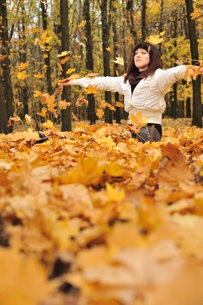 Девушка осенью уходит — стоковое фото