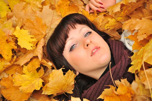 La ragazza in foglie di autunno — Foto Stock