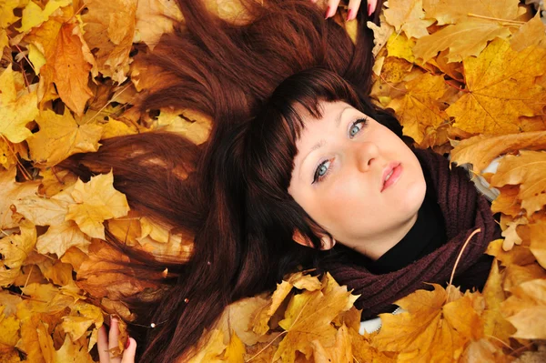 秋天的叶子中的女孩 — 图库照片