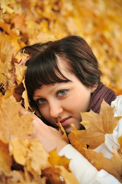 Das Mädchen im Herbstlaub — Stockfoto