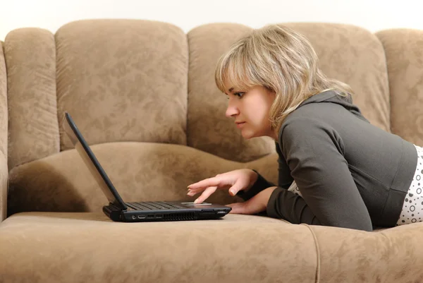 Женщина, работающая на ноутбуке дома — стоковое фото