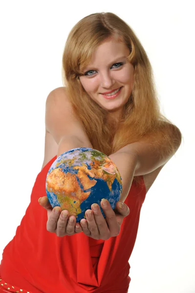 Die junge Frau hält die Weltkugel in Händen — Stockfoto
