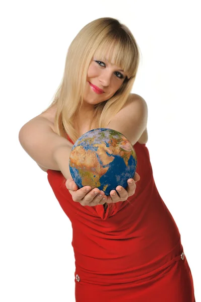 Молодая женщина держит земной шар в руках — стоковое фото