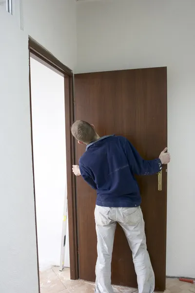 ドアの取り付け手順 — ストック写真