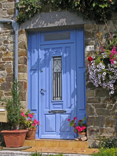 Le vivieur, modrý dveře, Bretaň, Francie — 图库照片