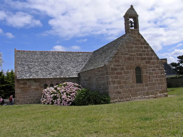 Pequena igreja em Ploumanach, Bretanha — Fotografia de Stock