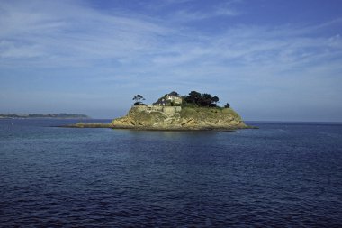 Anse du Guesclin, Castle at the sea clipart