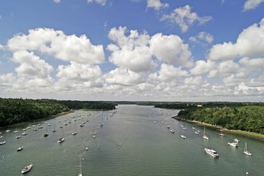 combrit, brittany yakınındaki yelkenli tekneler